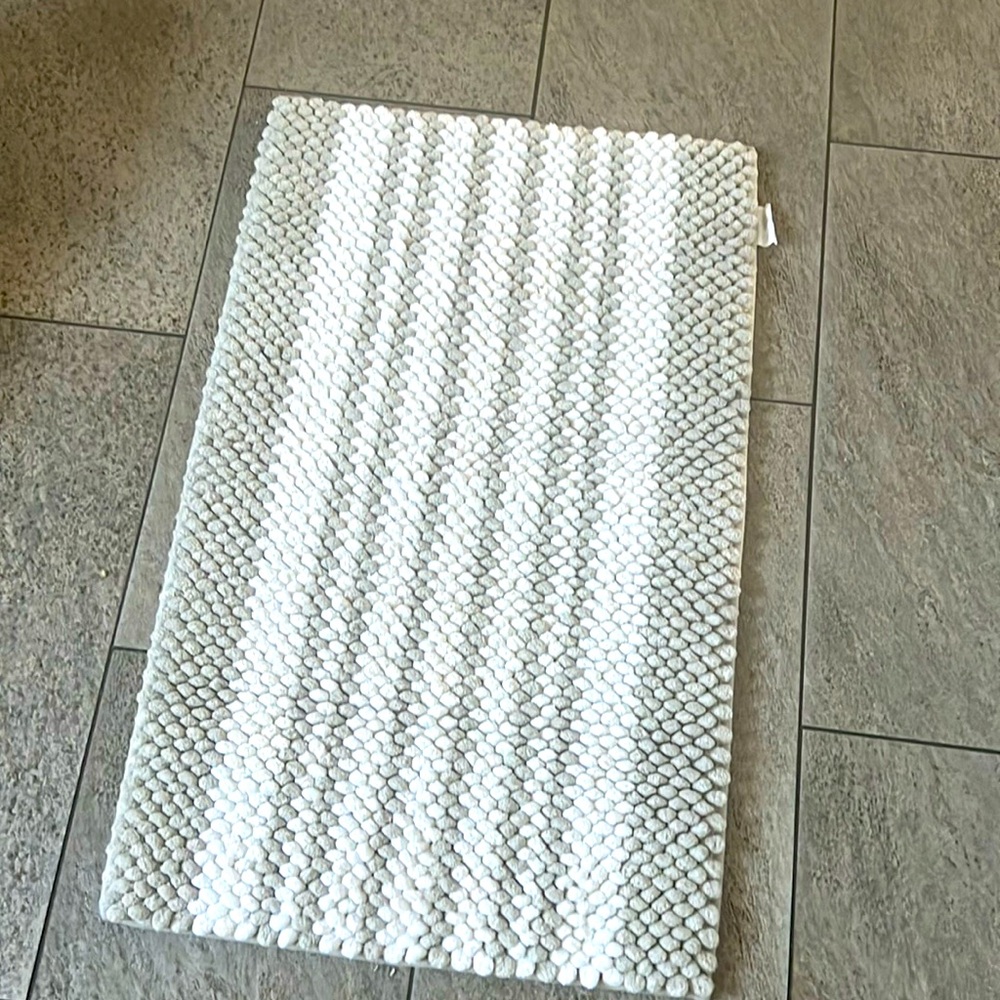 Bathroom rug super clesn